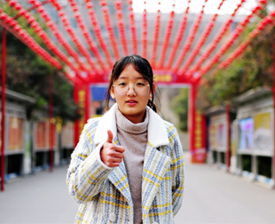 宋亚慧：初中毕业学电商，朋友介绍来新华