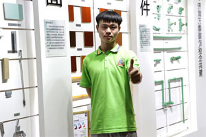 郭忠浩：中专退学再择校，姐姐推荐来新华