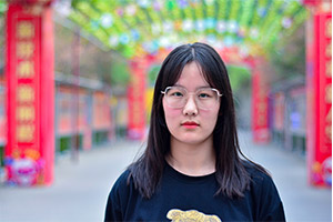 张雪岩：高二转学来新华，绽放青春华彩