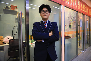 刘一澎:职专转学来新华，学直播追逐梦想